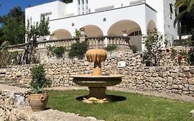 Casa di Perla con piscina e campo da tennis